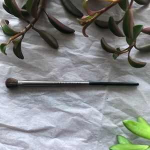 💋NWOT Urban Decay # E205 - Iconic Eyeshadow Brush